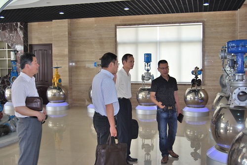 中共嘉定區(qū)委統(tǒng)戰(zhàn)部副部長、區(qū)統(tǒng)戰(zhàn)部機(jī)關(guān)黨總支書記甘永康同志在上海滬工閥門廠視察工作(圖 1)