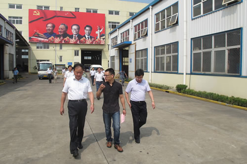 嘉定區(qū)委副書記曹一丁在滬工董事長楊猛陪同下視察滬工廠區(qū)