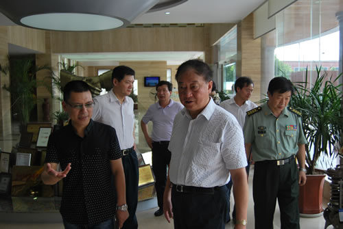 嘉定區(qū)委副書記曹一丁在滬工董事長楊猛陪同下參觀滬工產(chǎn)品展示廳