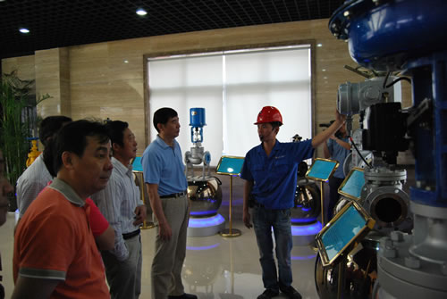 華亭鎮(zhèn)人大代表主席沈陽同志在上海滬工閥門廠產(chǎn)品展廳參觀