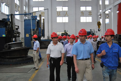 在滬工閥門生產(chǎn)部部長楊張仁陪同下華亭鎮(zhèn)人大代表主席沈陽同志視察上海滬工閥門廠金加工車間
