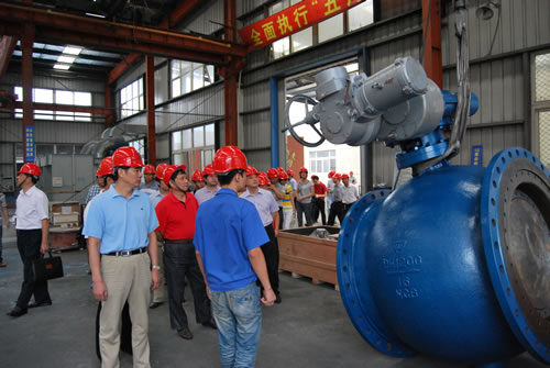 在滬工閥門生產(chǎn)部部長楊張仁陪同下華亭鎮(zhèn)人大代表主席沈陽同志視察上海滬工閥門廠噴漆車間