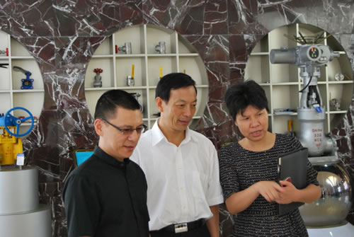 圖1 督查組領導肖書記參觀我公司產品展廳