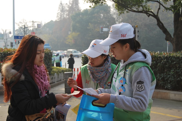 滬工志愿者在嘉定區博樂路開展“好心人幫好心人”募捐活動3