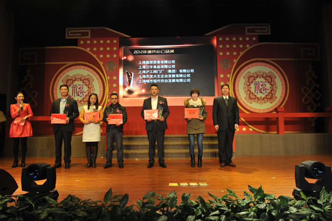 楊猛接受華亭鎮(zhèn)黨委副書記鄭紅兵頒發(fā)的熱心公益獎