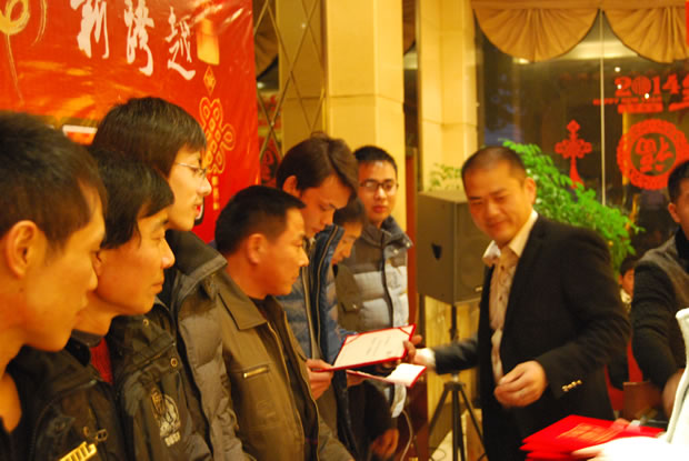 滬工閥門集團(tuán)副總經(jīng)理翁中程為公司2013年度文明員工頒獎(jiǎng)