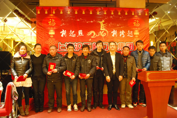 滬工閥門集團(tuán)副總經(jīng)理翁中程與公司2013年度文明員工合影