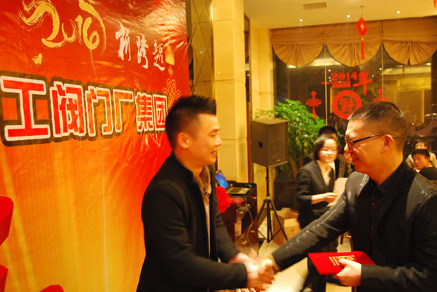 滬工閥門集團(tuán)董事長(zhǎng)楊猛為公司2013年度銷售冠軍蔣少飛頒獎(jiǎng)