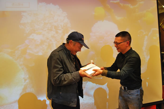 滬工閥門集團(tuán)董事長(zhǎng)楊猛抽出年會(huì)大獎(jiǎng)獲得者