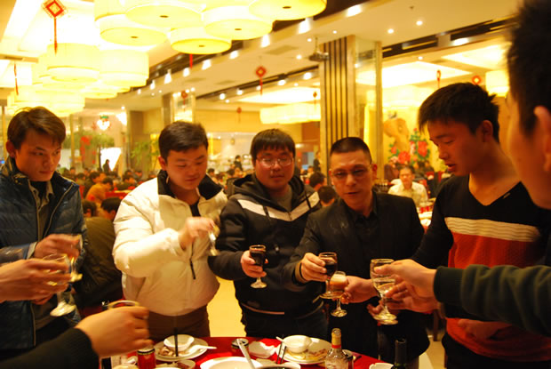 滬工閥門集團(tuán)董事長(zhǎng)楊猛向員工敬酒