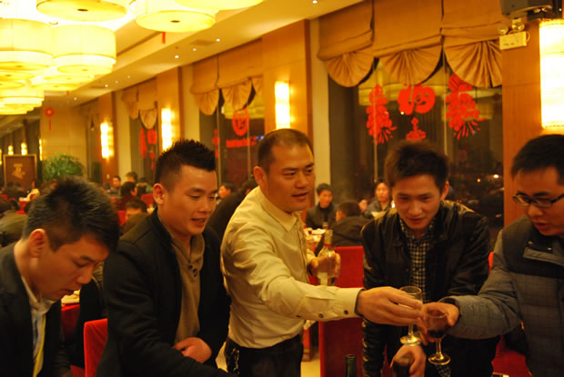 滬工閥門集團(tuán)副總經(jīng)理翁中程向員工敬酒