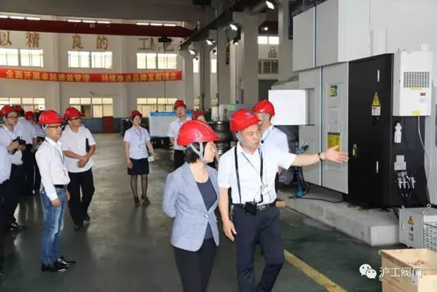 嘉定區(qū)副區(qū)長(zhǎng)陸祖芳等領(lǐng)導(dǎo)一行蒞臨我公司視察指導(dǎo)工作(圖11)