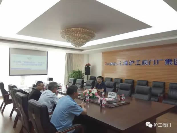 華亭鎮“兩新組織”黨總支七一前夕走訪慰問滬工閥門困難黨員(圖2)